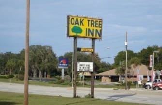 Oak Tree Inn Sign Oak Tree Inn. Simple stays, friendly faces.